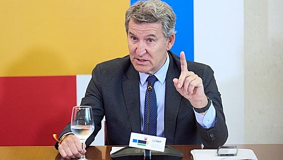Un músico se viraliza en redes sociales por su parecido al político Alberto Núñez Feijóo