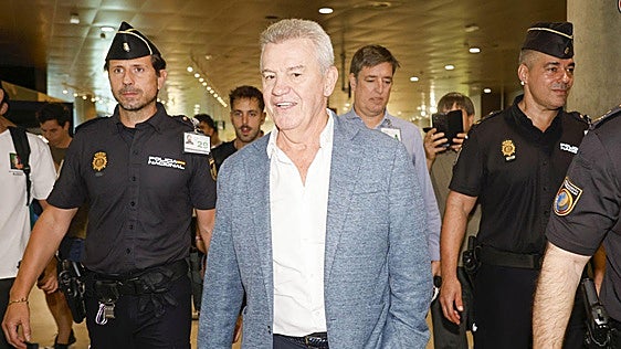 Aterrizaje, entrenamiento y comida en un popular restaurante: así fue el primer día de Javier Aguirre en Valencia