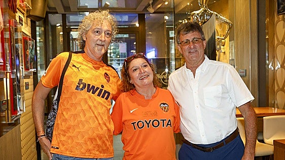 FOTOS | Furor por Kempes en Valencia