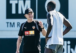 Javier Aguirre conversa con Mouctar Diakhaby.