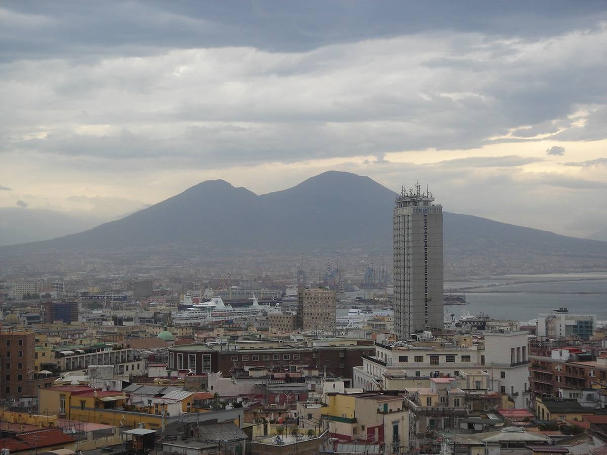 Nápoles. La causa: una erupción volcánica. Según expertos vulcanólogos, cada año que pasa la probabilidad estadística de que el volcán despierte con virulencia es mayor, y de suceder sería devastador en un radio de 12 kilómetros. Situado a tanto solo 9 kilómetros de la ciudad de Nápoles, ésta quedaría totalmente arrasada.