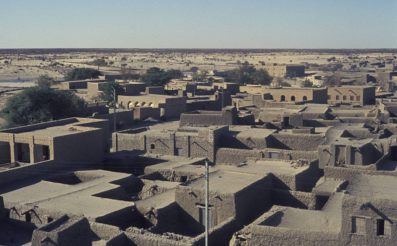 Tombuctú. La causa: la desertización y acumulación de arena transportada por el viento. Situada en la República de Mali, la ciudad está fuertemente amenazada por el continuo aumento de las temperaturas y los vientos, que traen arena que penetra varios metros al año en sus calles. La aridificación del clima podría conseguir que esta ciudad quedara enterrada bajo la arena.