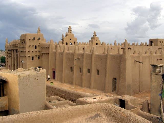 Tombuctú. La causa: la desertización y acumulación de arena transportada por el viento. Situada en la República de Mali, la ciudad está fuertemente amenazada por el continuo aumento de las temperaturas y los vientos, que traen arena que penetra varios metros al año en sus calles. La aridificación del clima podría conseguir que esta ciudad quedara enterrada bajo la arena.