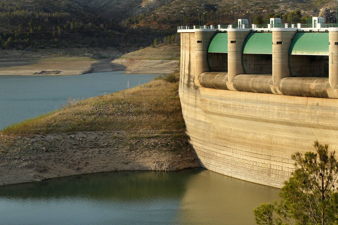 Embalse de Forata.. En la imagen se puede apreciar hasta donde ha llegado el nivel del agua.