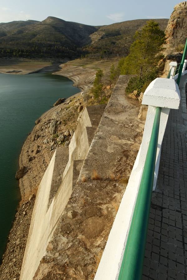 Embalse de Forata. En la imagen se puede apreciar la caída del nivel del agua.