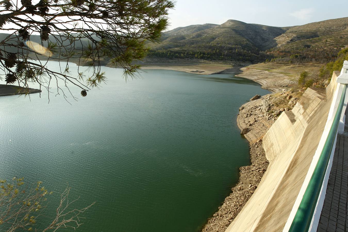 Embalse de Forata. En la imagen se puede apreciar la caída del nivel del agua.