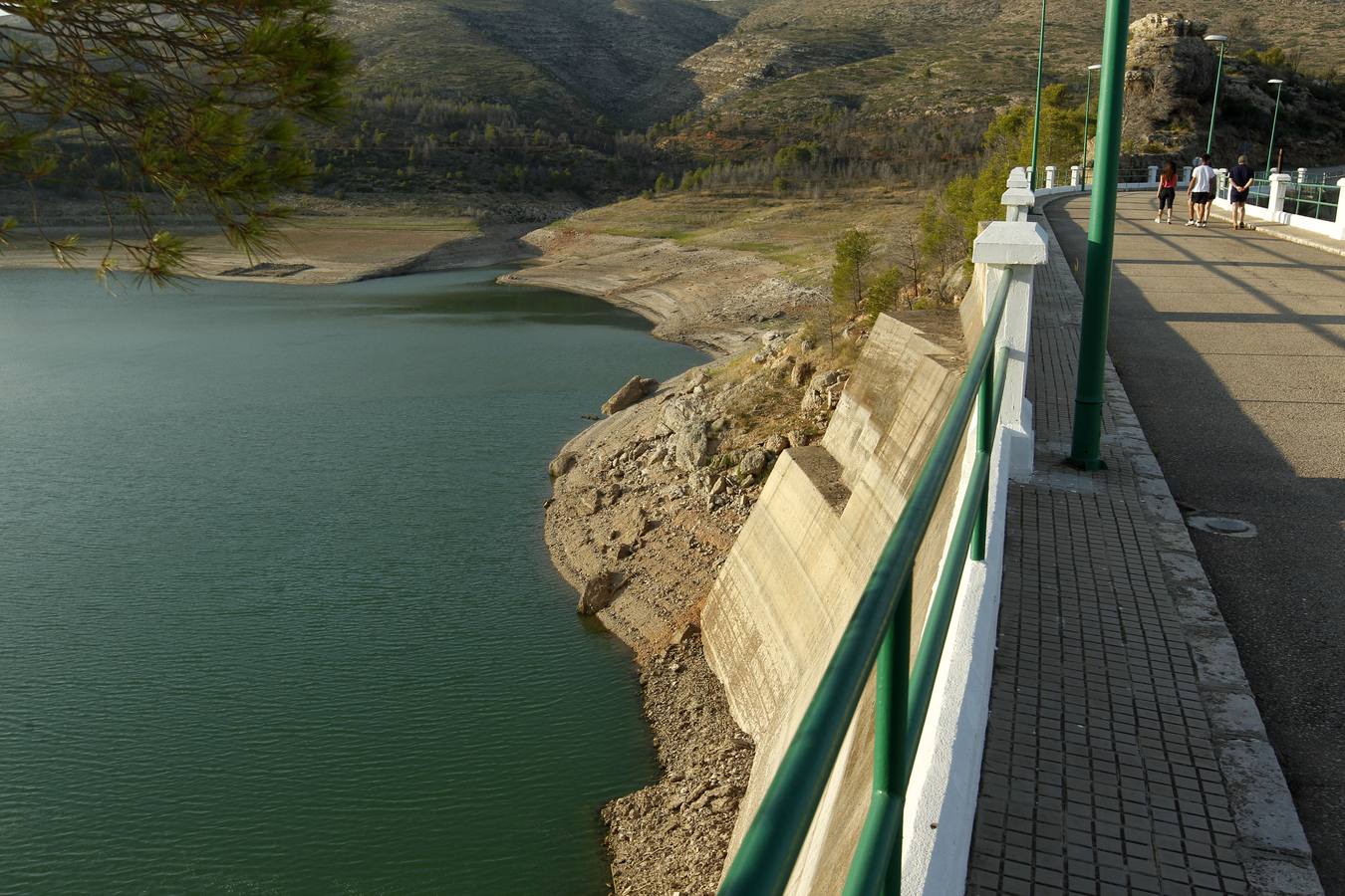 Embalse de Forata. En la imagen se puede apreciar la caída del nivel del agua.