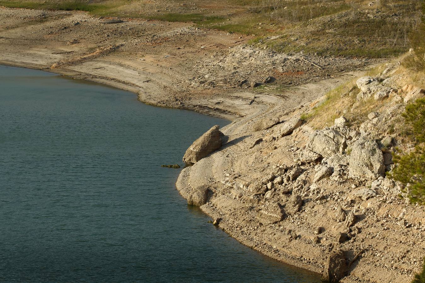 Embalse de Forata. En la imagen se puede apreciar la caída del nivel del agua.