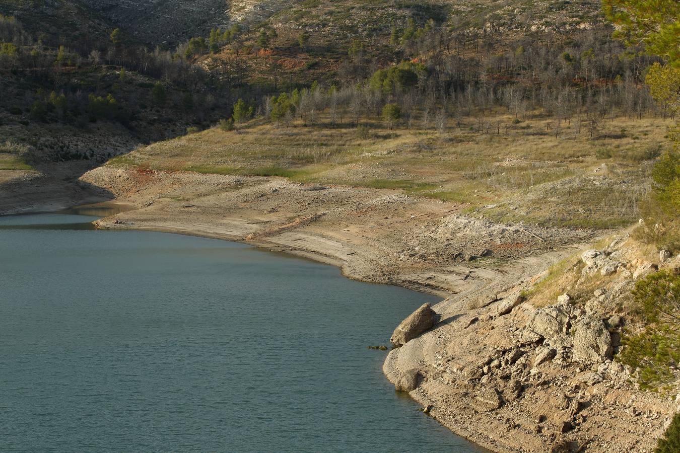 Embalse de Forata. En la imagen se puede apreciar la caída del nivel del agua.