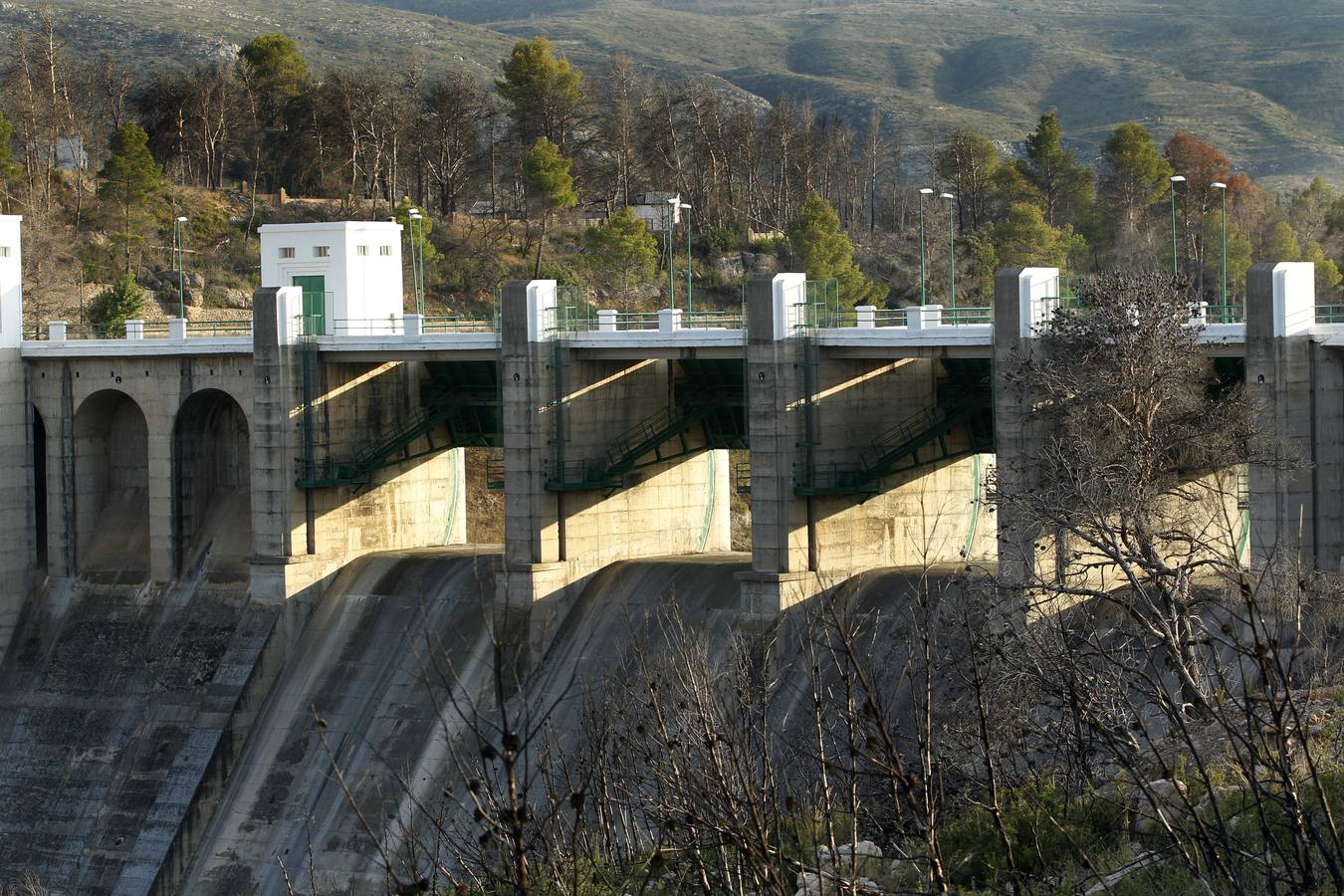 Embalse de Forata. En la imagen se puede apreciar la caída del nivel del agua.