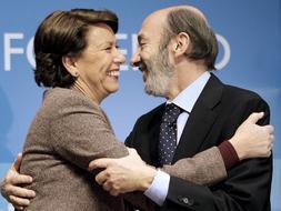 Los tituales de Fomento e Interior,  tras la firma del acuerdo para proceder a esta señalización. /Efe