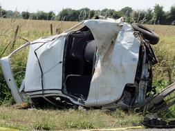 En la imagen, estado en el que ha quedado el coche en el que viajaban los presuntos etarras tras el siniestro./ Afp