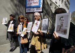 Víctimas del franquismo se querellan contra Varela por procesar a Garzón