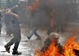 Tres muertos en el incendio de un banco atacado por los manifestantes en la huelga general de Atenas