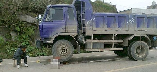Un camionero chino remata al niño que atropelló