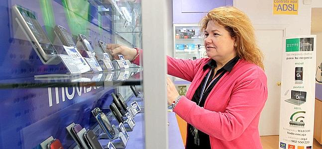Una dependienta, en una tienda de móviles. / Archivo