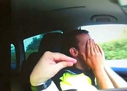 Imagen del policía tapándose la cara. / Youtube