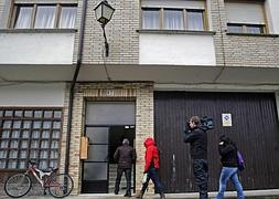 Un cámara toma imágenes de la vivienda de la localidad donde se ha producido el suicidio. / Foto: Efe | Vïdeo: Atlas