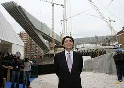 Calatrava junto a la obra del Palacio de Exposiciones de Oviedo. / Efe