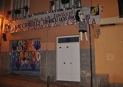 Pancarta y muñecos colgados en la sede madrileña de SOS Racismo.