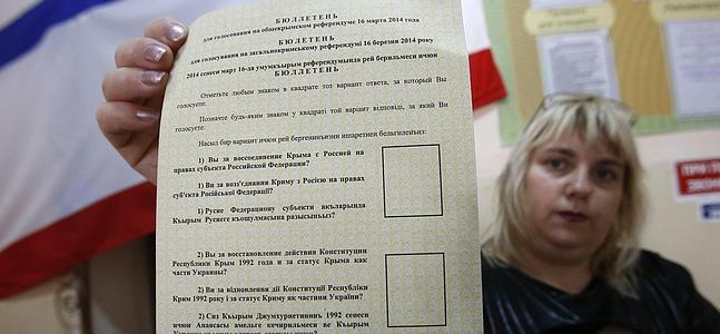 Papeleta para el referéndum de Crimea. / Foto: David Mdzinarishvili (Reuters) | Vídeo: Atlas