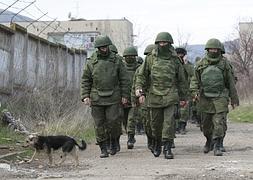 Soldados marchan junto a un territorio militar ucraniano en la localidad de Perevalnoye. / Yuri Kochetkov (Efe)