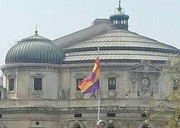 La enseña tricolor ondea frente al Teatro Arriaga. / El Correo