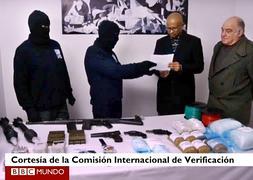ETA muestra a la Comisión Internacional de Verificación las armas inutilizadas. / Archivo