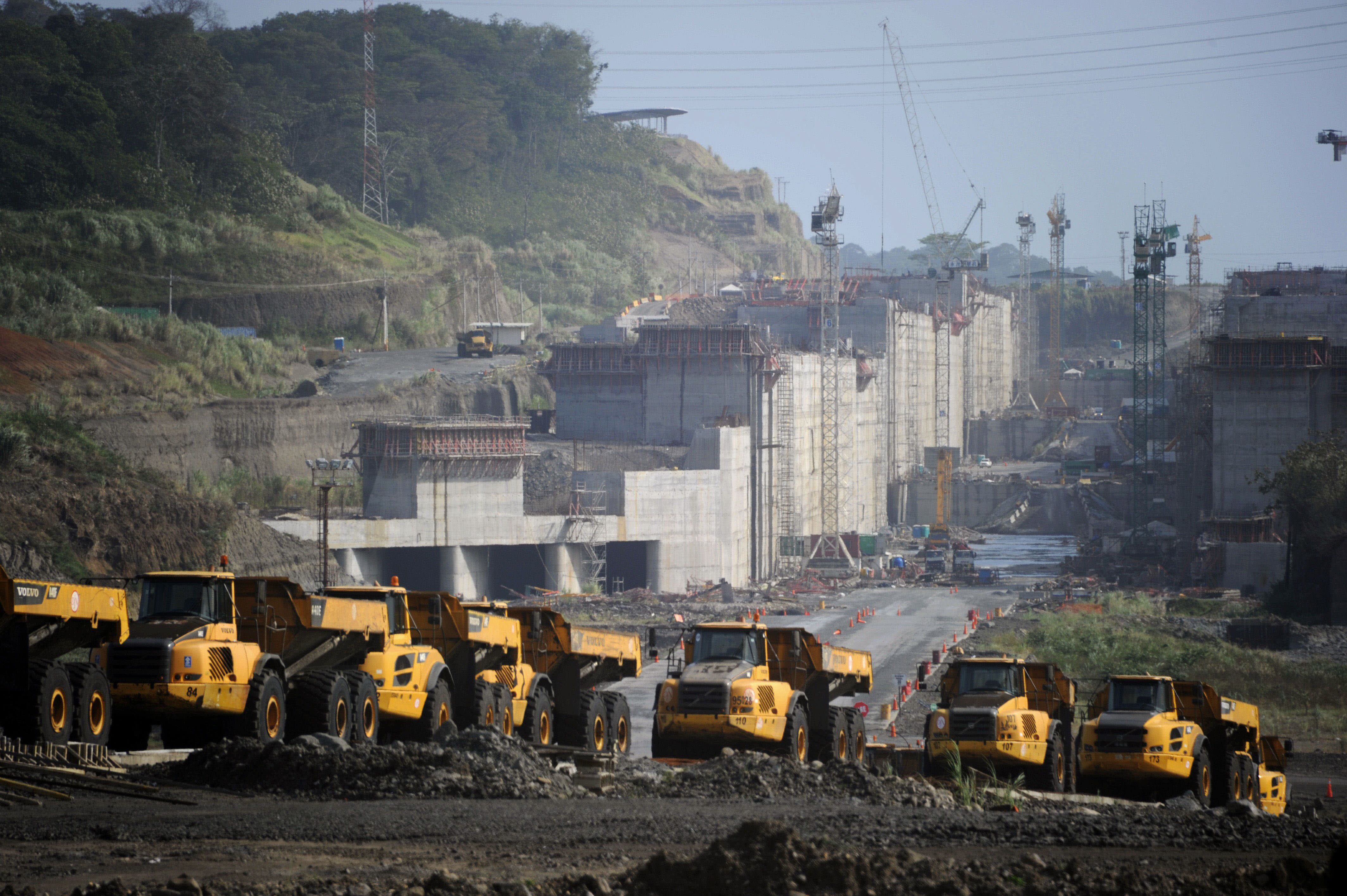Camiones saliendo de las obras del Canal de Panamá. 
