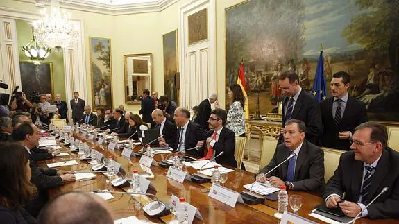 Wert preside la reunión con los consejeros.