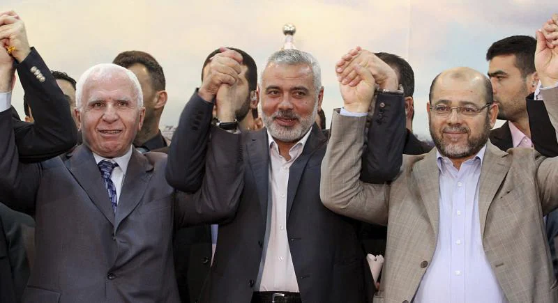 Los representantes de Al Fatá y Hamás, tras firmar el acuerdo 