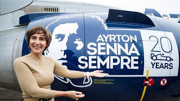 La hermana de Senna posa junto a una turbina 