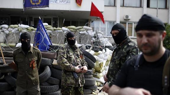 Prorrusos hacen guardia fuera del ayuntamiento en Mariupol