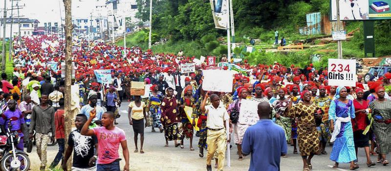 Miles de mujeres se manifestan en contra de la incapacidad del gobierno de Nigeria
