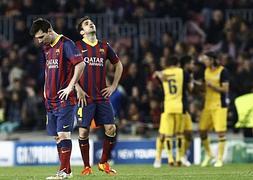 Messi y Cesc se lamentan tras un gol del Atlético. / AFP