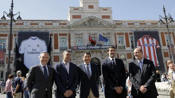 Presentación del acto con las camisetas gigantes de Madrid y Atlético. 