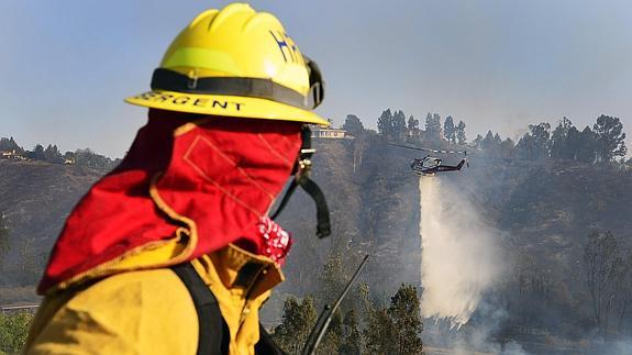 Un bombero trabaja en las labores de extinción. 