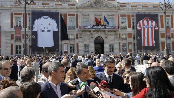 Camisetas gigantes coronan el centro de Madrid.