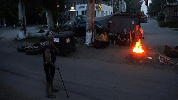 Residentes esperan cerca a una barricada en el centro de Slaviansk. 