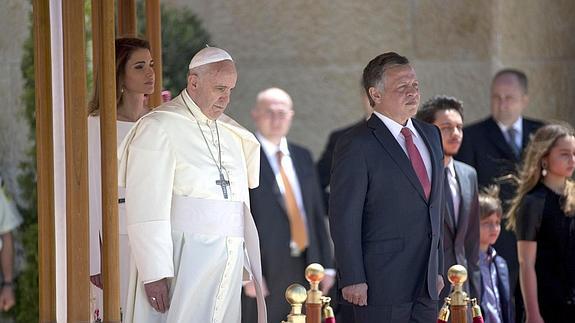 El Papa Francisco es recibido por el Rey de Jordania Abdullah II.