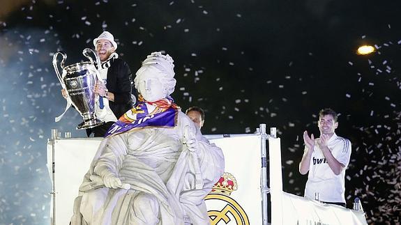 Sergio Ramos, tras colocar la bufanda a la diosa Cibeles. 