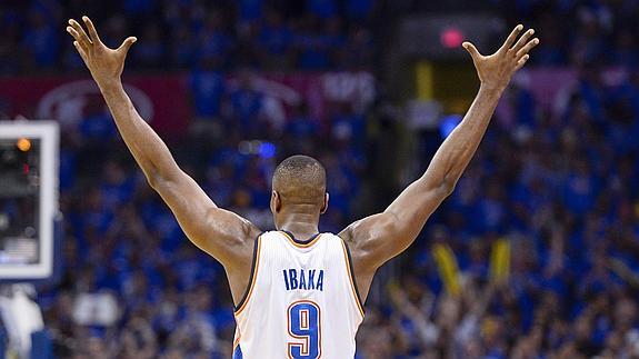 Ibaka celebra un tanto.