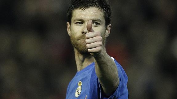 Xabi Alonso agredece el esfuerzo a un compañero.