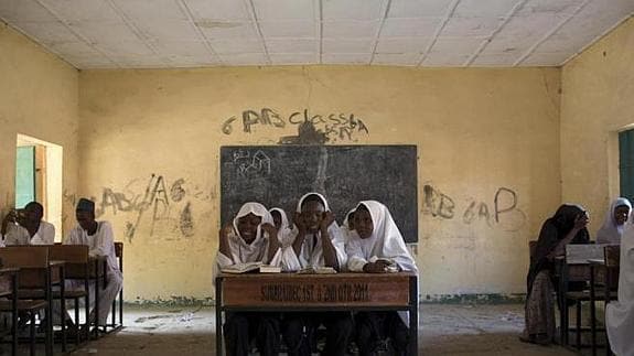 Varias niñas recitan versos del Corán en una escuela islámica en Maiduguri, Nigeria