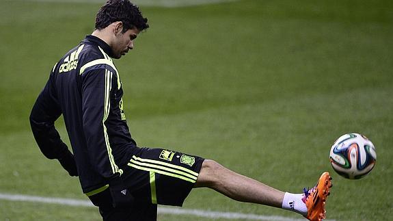 Diego Costa toca el balón en un entrenamiento.