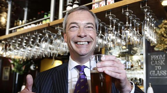 Nigel Farage, líder del UKIP, en un pub.