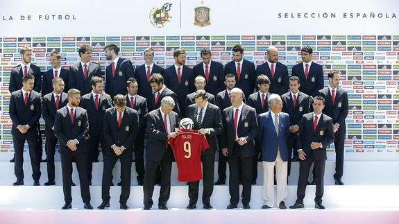 Rajoy posa junto a la selección española. 