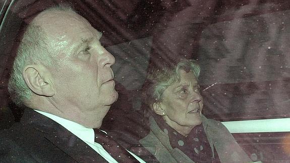 Hoennes, junto a su mujer, tras conocer la sentencia. 