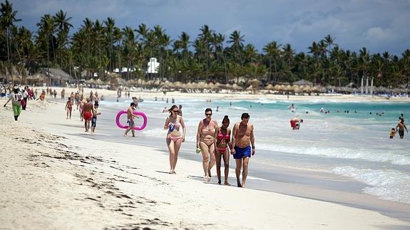 Turistas en una playa. 