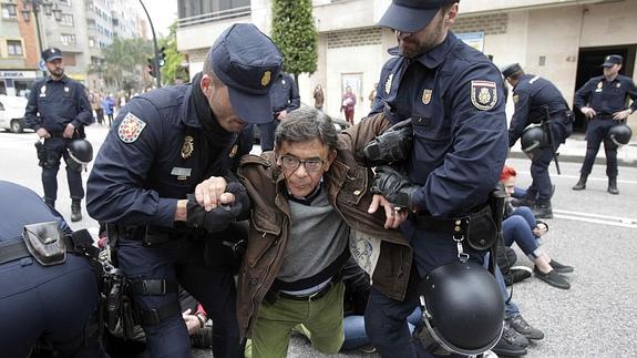 La Policía Nacional desaloja el centro social de La Madreña en Oviedo.